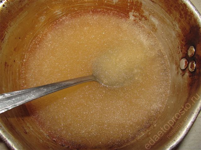 Замачиваем весь желатин в холодной воде, пошаговое фото  приготовления желейного торта со сметаной