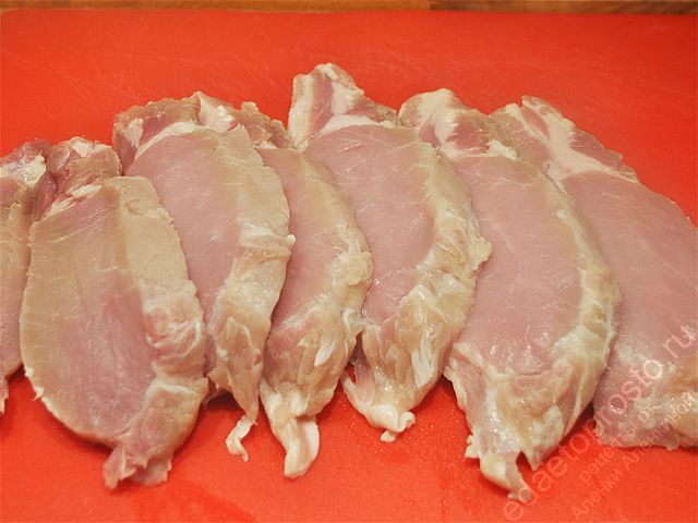 Мясо нарезаем на примерно равные кусочки, пошаговое фото  приготовления свинины в фольге