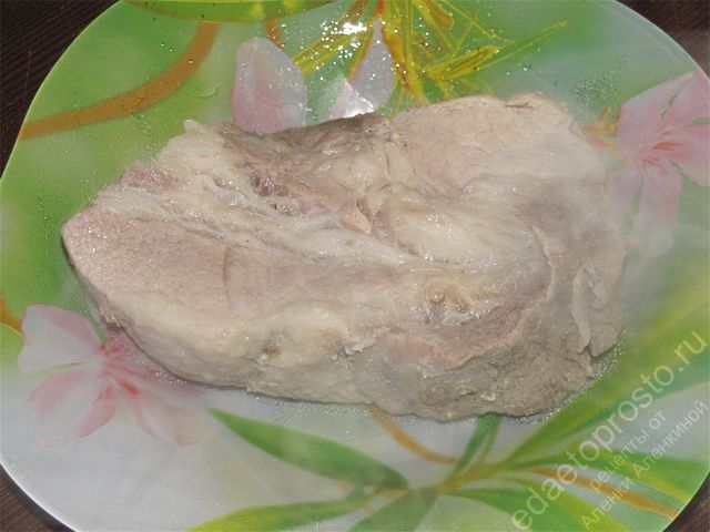 Выложить в тарелку готовое мясо и дать немного ему остыть, фото этапа приготовления бешбармака из свинины