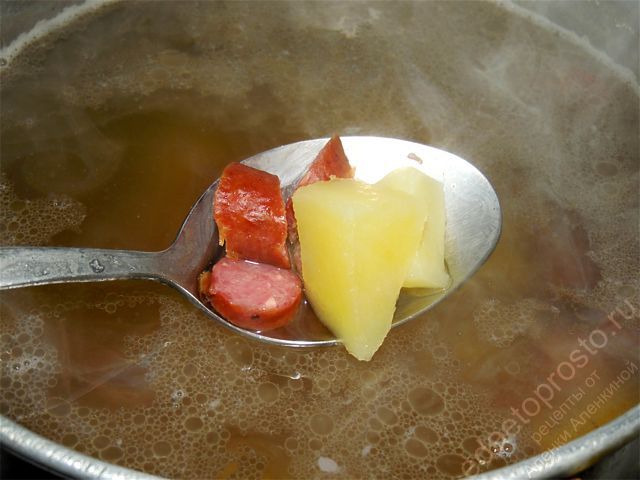 тщательно перемешиваем содержимое кастрюли - сырный суп готов