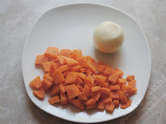 Целую луковицу и нарезанную морковь добавляем в кастрюлю для щавелевого супа