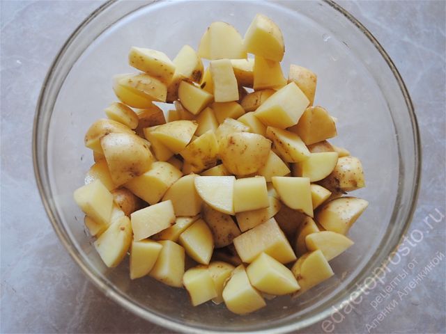 Молодой картофель нарезаем кубиками и добавляем в бульон