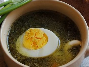 фото вкусного супа из щавеля в тарелке