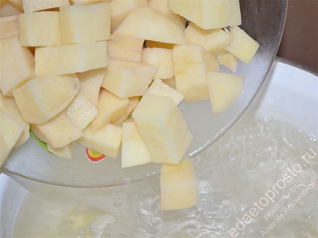Картофель порезать кубиками среднего размера