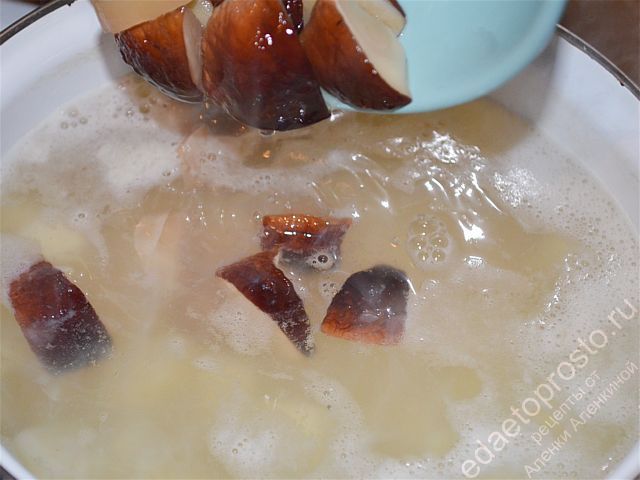 Нарезать грибы дольками и добавить в кастрюлю, пошаговое  приготовления постного супа с замороженными грибами