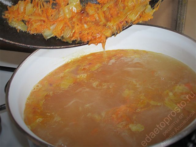 Заправку из овощей добавить в кастрюлю к рису, фото приготовления рисового супа