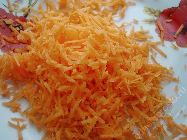 Морковь натереть на кухонной терке с маленькими отверстиями