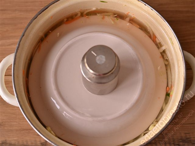 Влить теплый маринад в кастрюлю с салатом и установить любой груз, фото шага приготовления кимчи