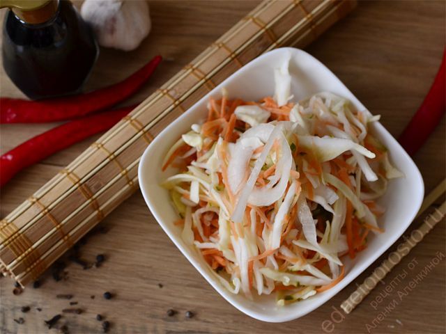 Кимчи из белокочанной капусты, фото корейского салата из маринованных овощей в салатнице