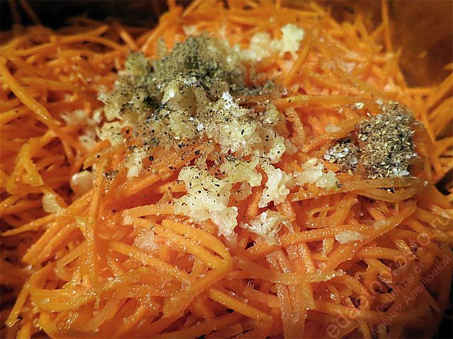Добавьте соль, чеснок и специи, фото приготовления моркови по-корейски в домашних условиях