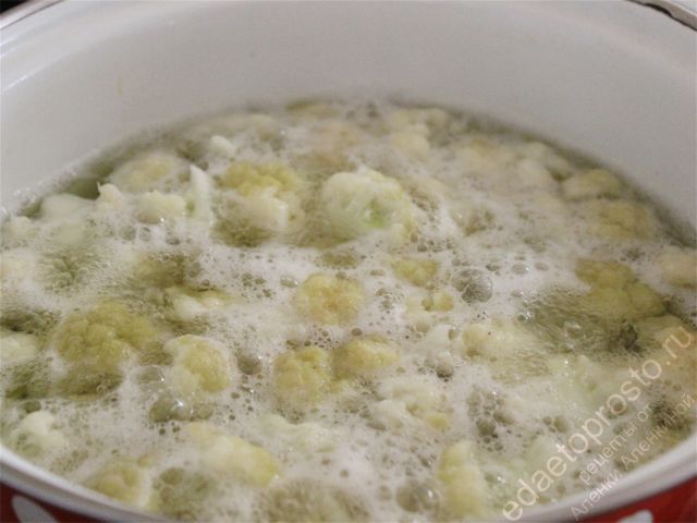 опускаем в кипящую воду капустные цветочки, пошаговое фото  приготовления цветной капусты на сковороде