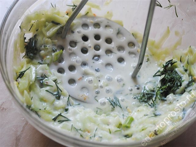 Все перемешиваем и давим, чтобы овощи пустили сок, пошаговое фото  приготовления супа таратор