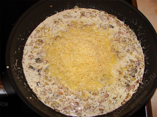 Сыр натрите на крупной терке на сковороду