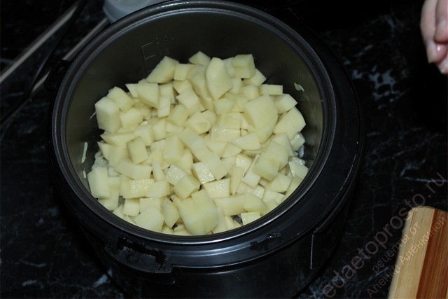 К луку добавить картофель