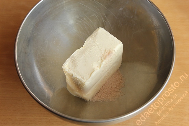 К мягкому сливочному маслу добавить ванильный сахар, пошаговое фото  приготовления торта Птичье Молоко по ГОСТу