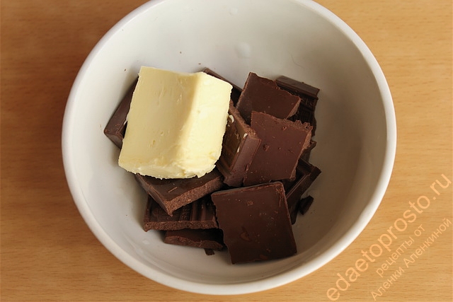 Шоколад поломать, добавить масло сливочное и растопить в СВЧ печи, фото