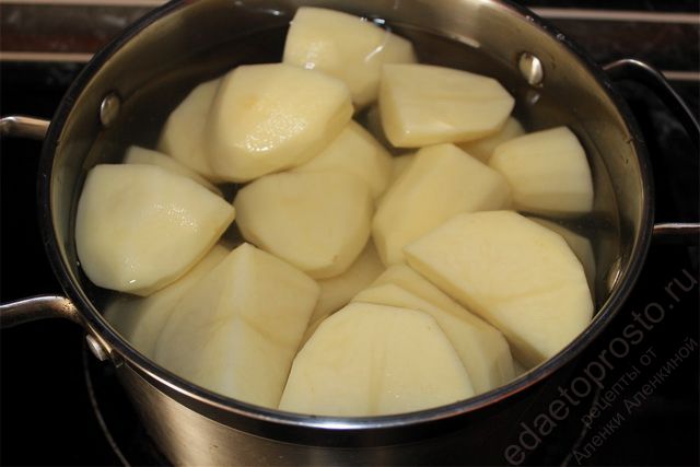 Картофель очистить и отварить до полной готовности