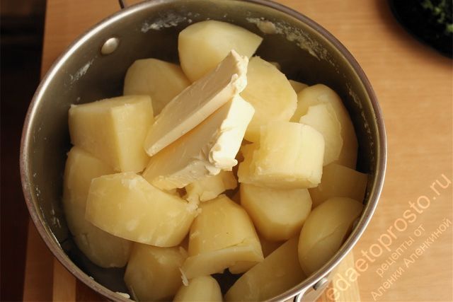 В готовый картофель добавить 50 г сливочного масла