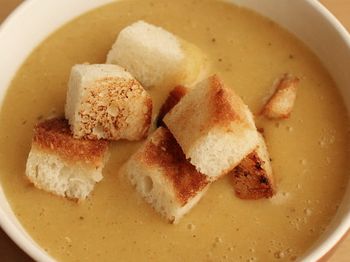 фото супа-пюре из чечевицы с гренками