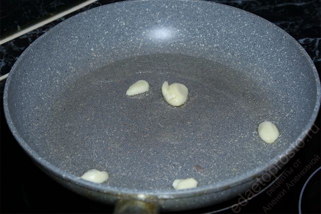 Чеснок отдал свой аромат маслу, фото приготовления супа-пюре из чечевицы