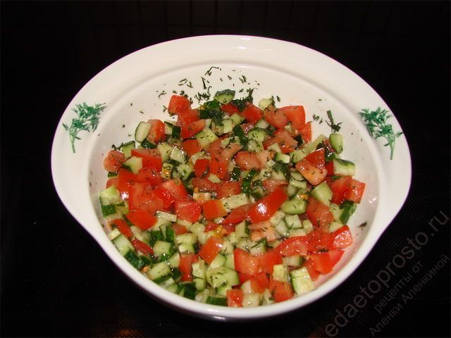 дополнение к плову с курицей - салат из свежих овощей и рубленой зелени