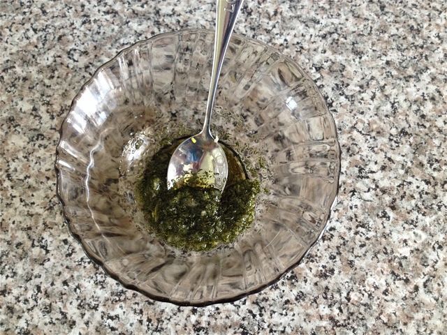 выдавливается зубчик чеснока и насыпается сушеный укроп с оливковым маслом