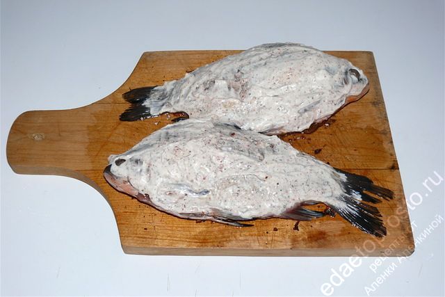 Тщательно обмазываем смесью рыбу, пошаговое фото  приготовления карася в духовке