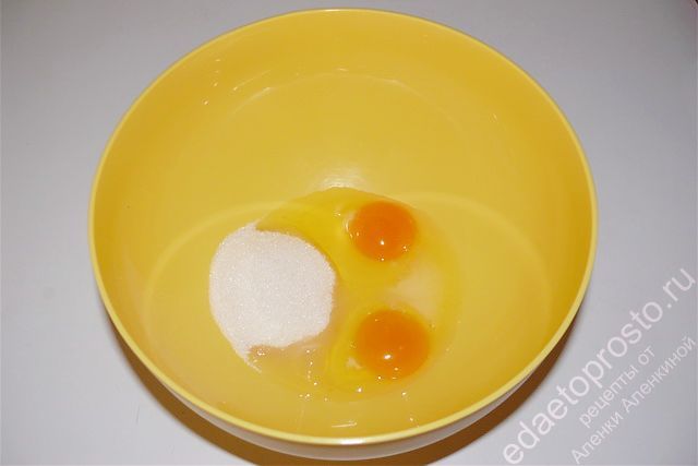 взбиваем яйца и добавляем соль и сахар