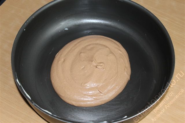 Столовой ложкой выкладываем сначала шоколадное тесто