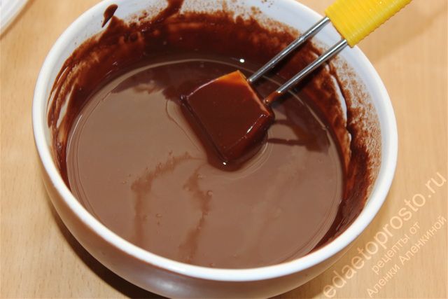 Шоколад и масло растопить - основа глазури для торта Зебра
