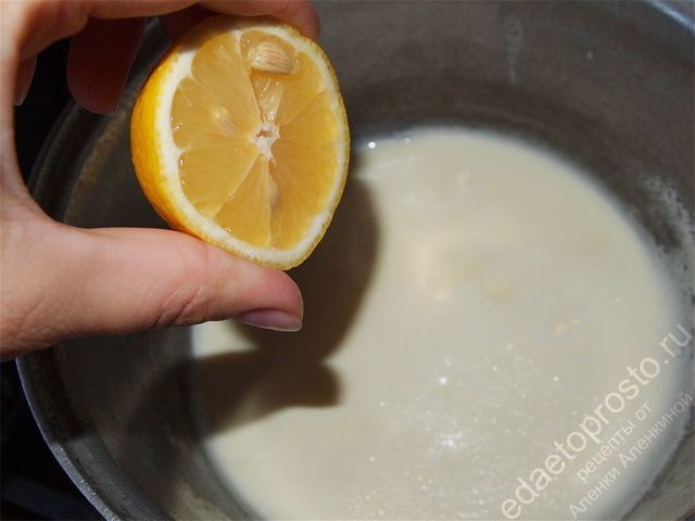 примерно 3 столовых ложки лимонного сока