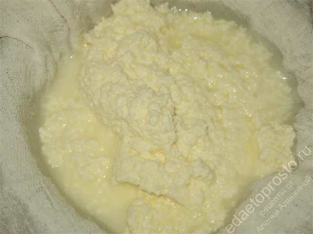 фото домашнего сыра маскарпоне - на марле останется жирная желтоватая масса
