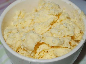 фото вкусного домашнего сыра маскарпоне в чаше