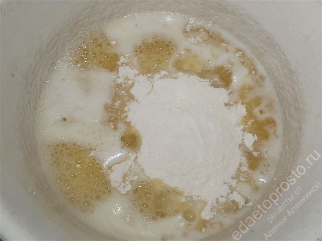 В кипящую масляную жидкость высыпать муку, пошаговое фото этапа приготовления эклеров