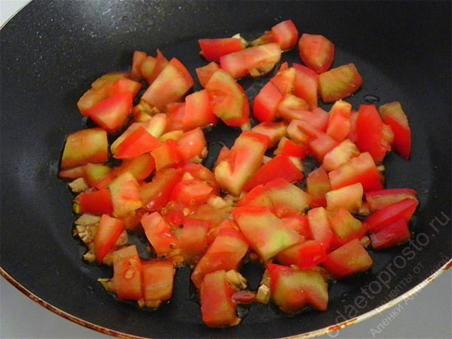добавьте порезанный кубиками помидор