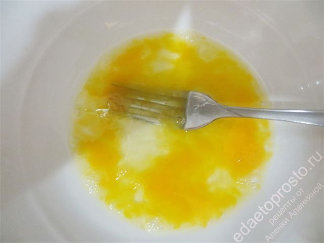 Куриное яйцо взбить вилкой в глубокой тарелке