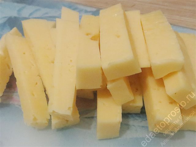 Сыр нарезать брусочками, пошаговое фото  приготовления сырных палочек