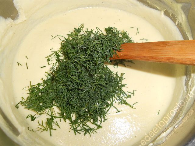 Всыпать зелень в сырную массу, фото приготовления домашнего сыра из творога