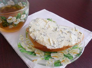 фото вкусного домашнего сыра из творога на бутерброде
