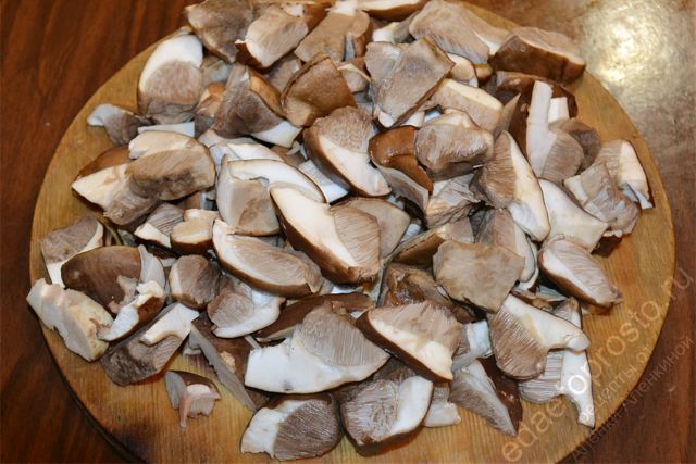 Шляпки белых грибов и подберезовиков нарезать