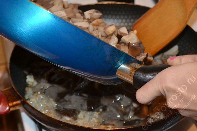 К луку добавить шляпки грибов и ножки, фото приготовления жареных грибов на сковороде