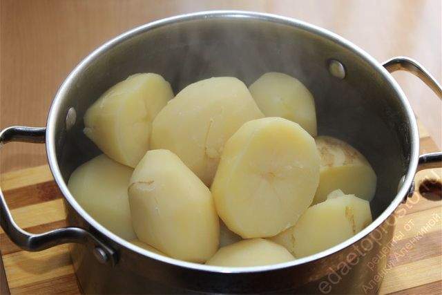 молодой картофель отварить до готовности в подсоленной воде