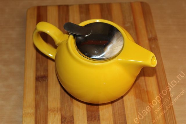 Закрываем заварочный чайник крышкой, пошаговое фото  приготовления имбирного чая