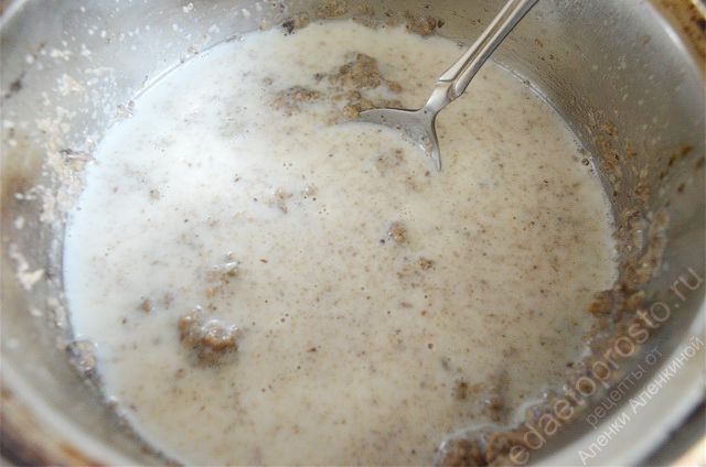 влить в измельченную массу сливки и бульон, пошаговое фото  приготовления крем-супа из шампиньонов