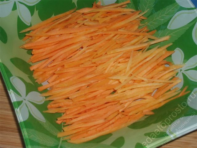 натираем морковь на специальной тёрке