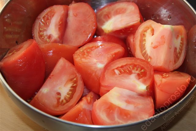 помидоры нарезать на четвертинки