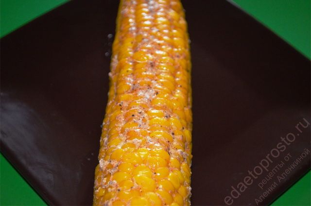 фото - готовый початок кукурузы по-мексикански на тарелке
