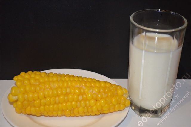 Вареная кукуруза, фото готового початка на столе с молоком