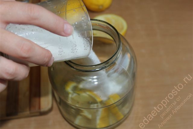 засыпаем сахар к лимонам, пошаговое фото приготовления лимонного ликера лимончино в домашних условиях
