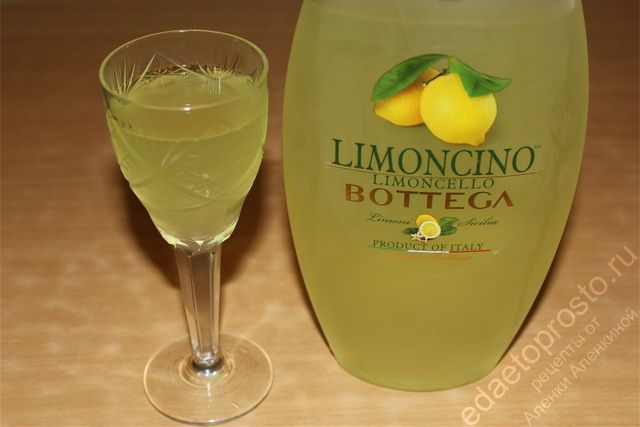 Лимонный ликер Лимончино переливаем в его оригинальную бутылку и дегустируем, фото